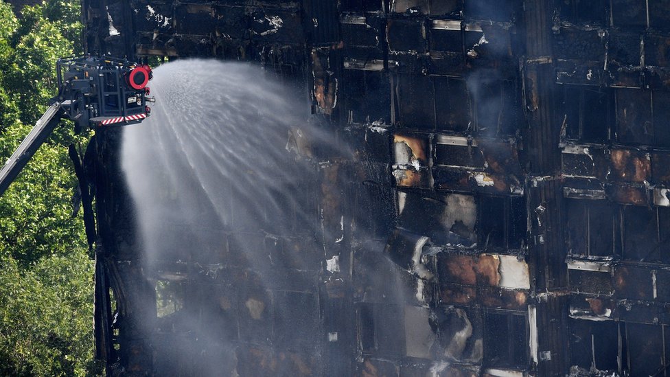 Las llamas consumieron casi todo en el interior del edificio ubicado en el centro-oeste de Londres. Bomberos intentan apagar el edificio