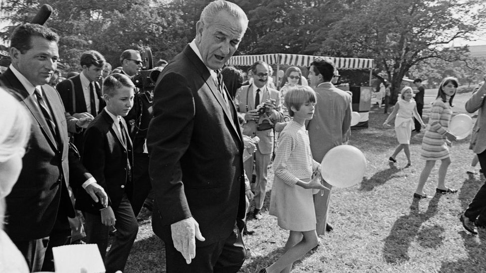 Президент Линдон Б. Джонсон на загородной ярмарке на Южной лужайке Белого дома в 1967 году