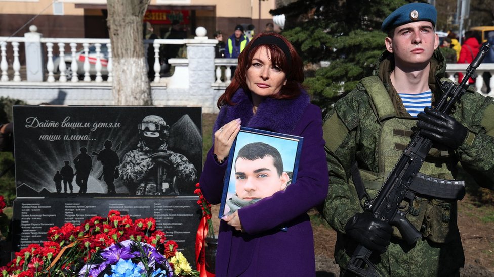 俄羅斯在烏克蘭軍事行動中陣亡者的親屬參加紀念戰爭中陣亡者的儀式