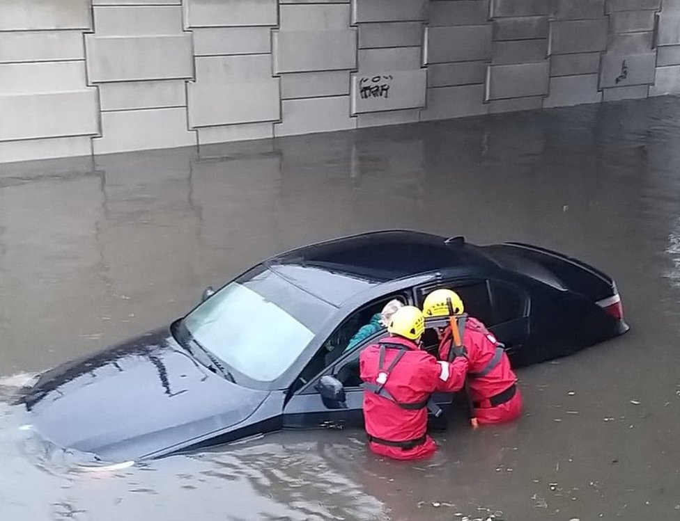 Автомобилиста спасают из машины в Блэкпуле