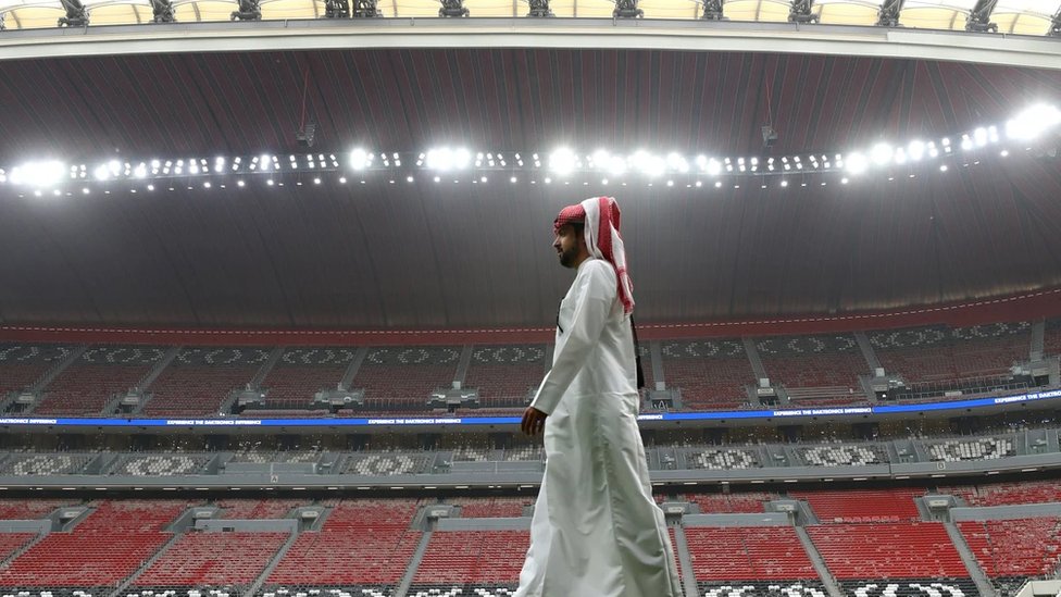خليجي يسير على أرضية أحد ملاعب كرة القدم