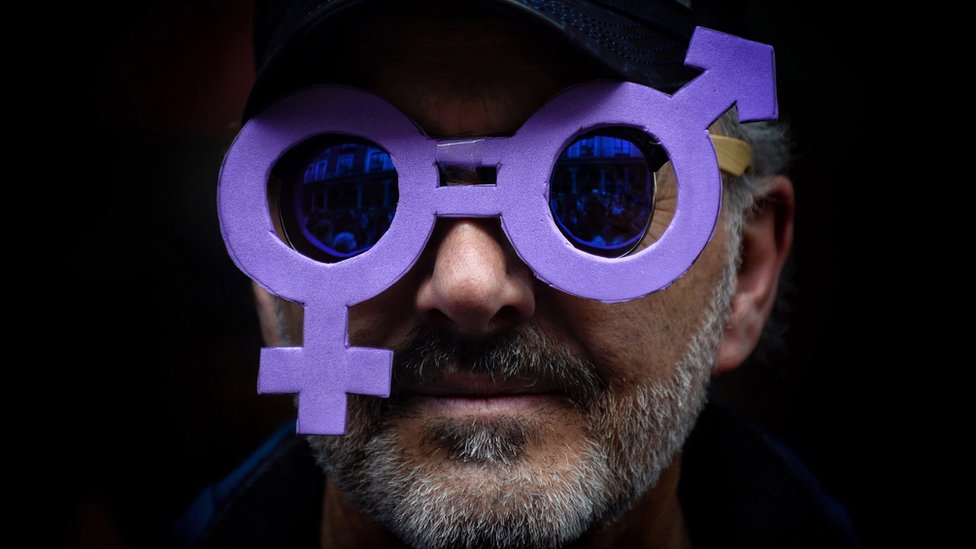 Hombre con unas gafas color púrpura
