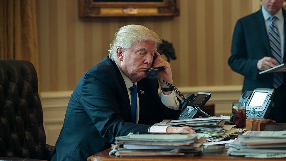Donald Trump hablando por teléfono con Vladimir Putin, 2018