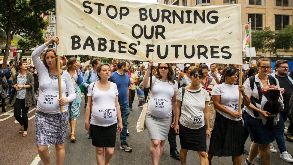 Беременные женщины маршируют во время митинга за борьбу с изменением климата у мэрии Сиднея 11 декабря 2019 года в Сиднее, Австралия