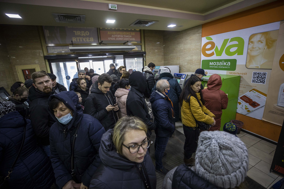 Warga antre ATM di kota Kramatorsk, Ukraina timur untuk menarik uang.
