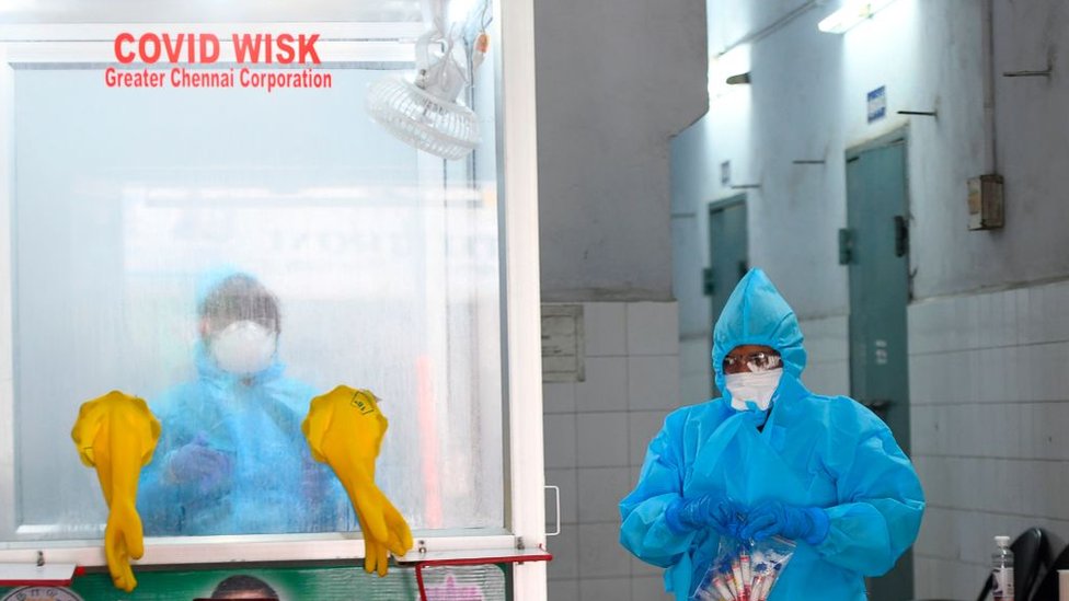 Медицинский техник упаковывает образцы, собранные у людей в центре тестирования и сбора образцов COVID-19 во время государственной блокировки в качестве превентивной меры против коронавируса COVID-19 в Ченнаи 14 апреля 2020 года.