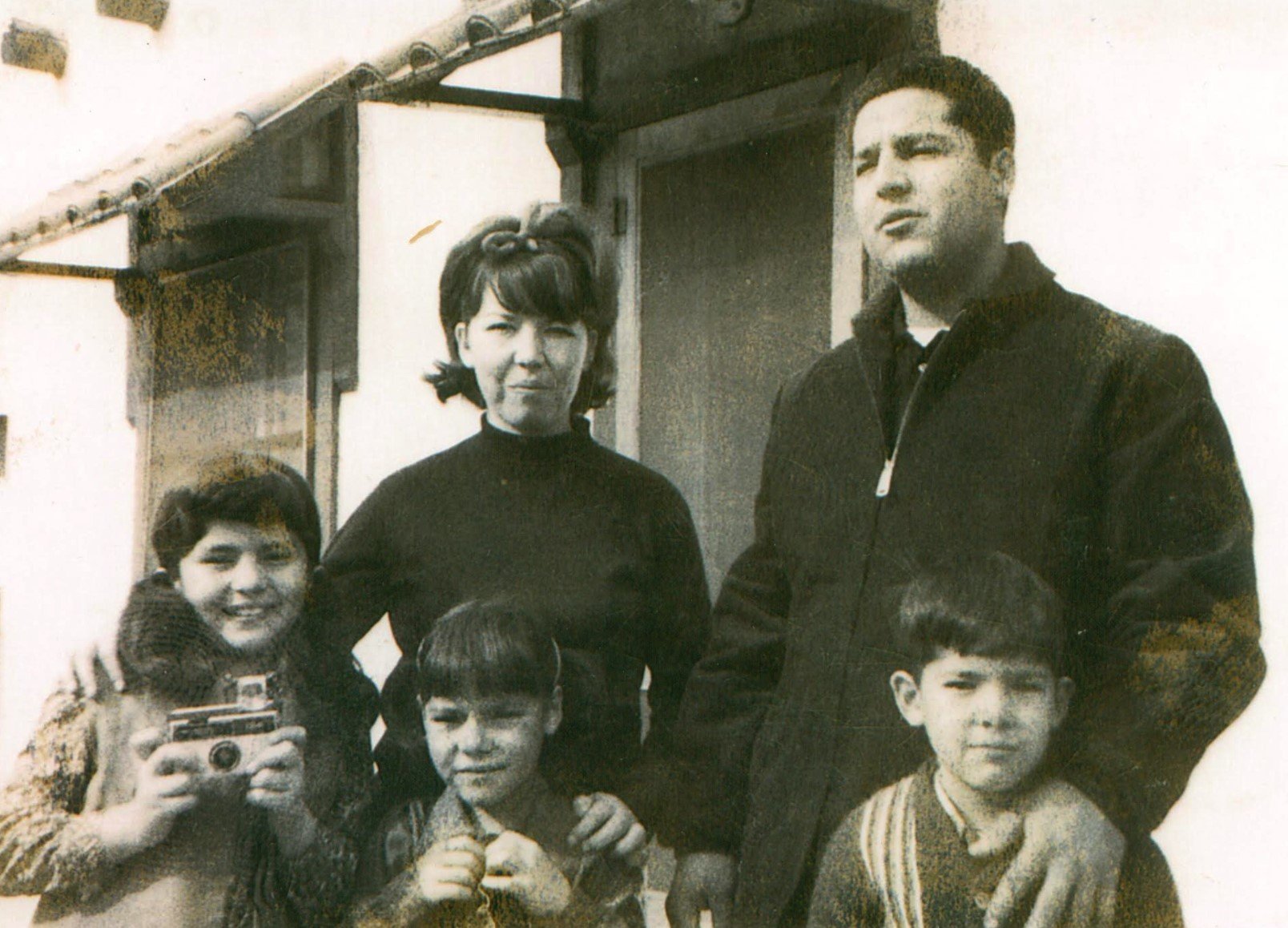 A família de Tina Cordova vivia em Tularosa, pequena cidade que na época tinha cerca de 1,5 mil moradores e ficava próxima ao local do teste. Na foto, Tina, seus pais, Anastacio e Rosalie, a irmã, Tammy, e o irmão, Matthew
