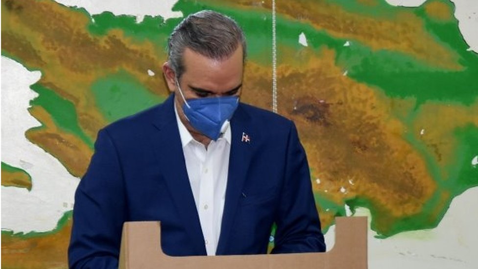 Луис Абинадер голосует на всеобщих выборах в Санто-Доминго 5 июля 2020 года на фоне пандемии коронавируса
