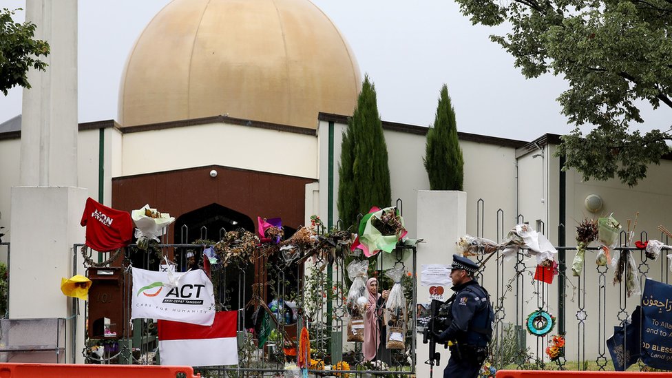 Вооруженный полицейский охраняет мечеть Аль-Нур в Крайстчерче, где в марте были убиты десятки человек