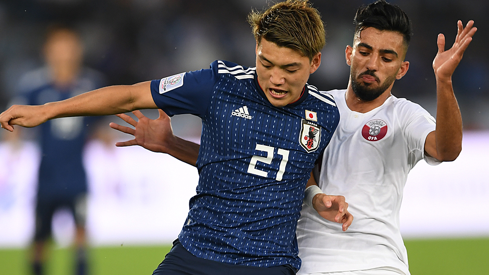 Jugadores de Qatar y Japón en un partido de la final de la Copa Asiática.