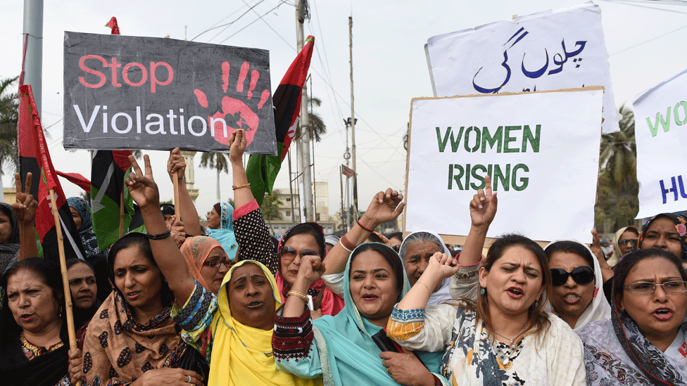 Karaçi'de kadın hakları aktivistleri 2016'da düzenledikleri gösteride