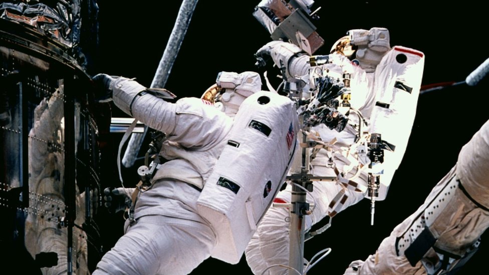 Un astronauta reparando el Telescopio Espacial Hubble en la misión STS 82 en 1997.