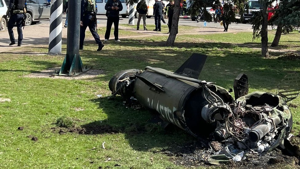 Ракетний удар по вокзалу Краматорська: що наразі відомо. Читайте на UKR.NET