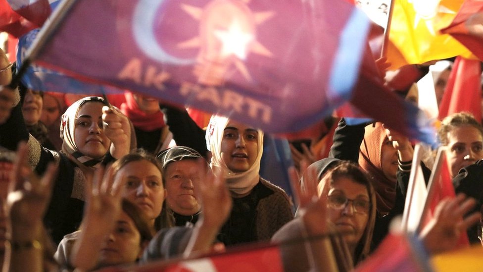 أنصار أردوغان يلوحون بالأعلام واللافتات