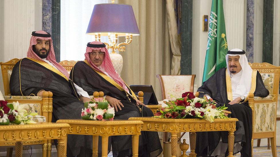Объекты короля Салмана (справа) рядом с наследным принцем Мохаммедом бин Найефом (справа) и заместителем наследного принца Мохаммедом бен Салманом (справа) 24 апреля 2017 г.