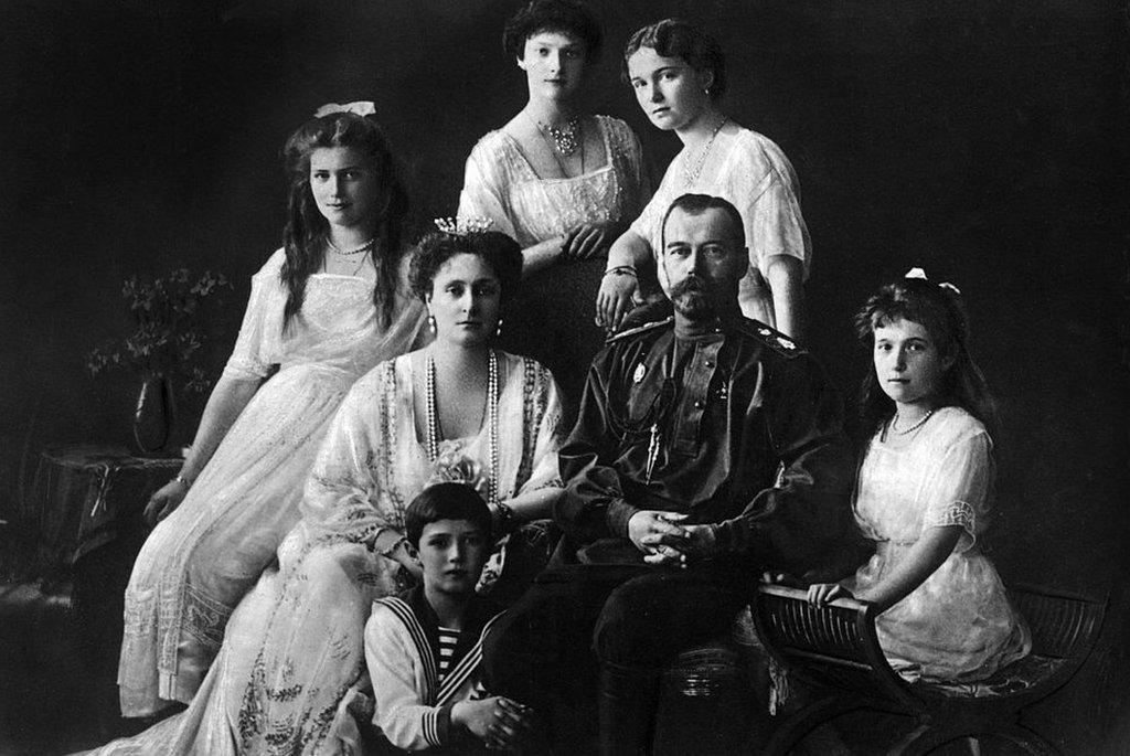 El zar Alejandro III junto a su esposa, María Fyodorovna, y sus hijas.