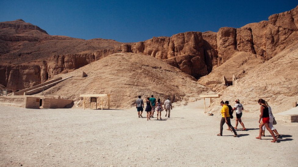 Туристы идут к входу в гробницу в Долине царей в Луксоре (фото из файла)