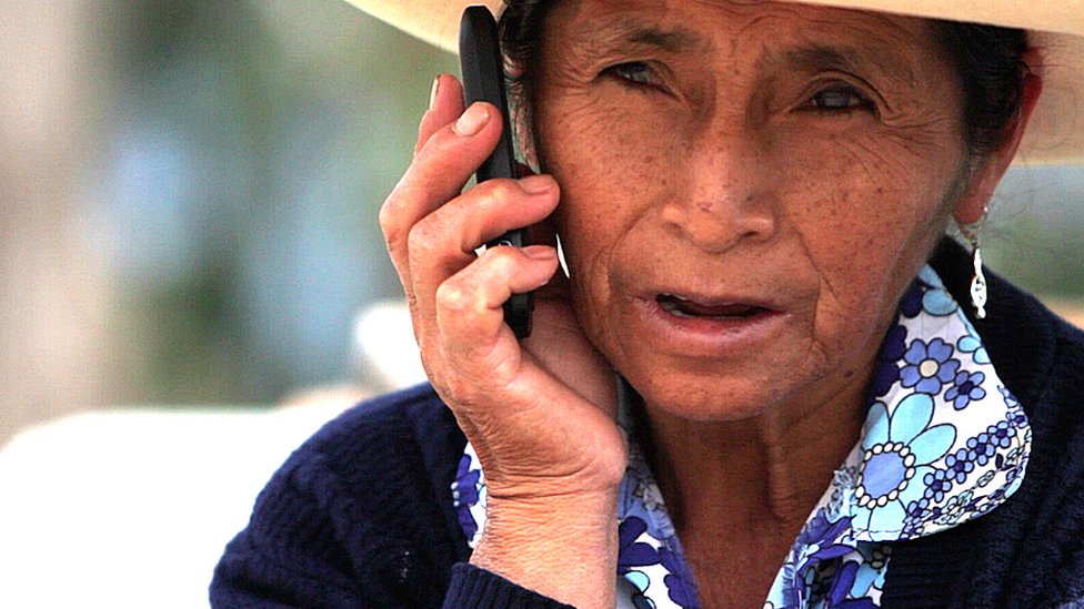 Перуанская женщина разговаривает по мобильному телефону