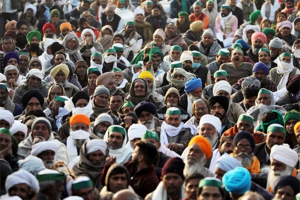 Фермеры принимают участие в акции протеста против законопроектов, принятых парламентом Индии на границе Дели и Уттар-Прадеш на окраине Дели, Индия, 17 декабря 2020 г.