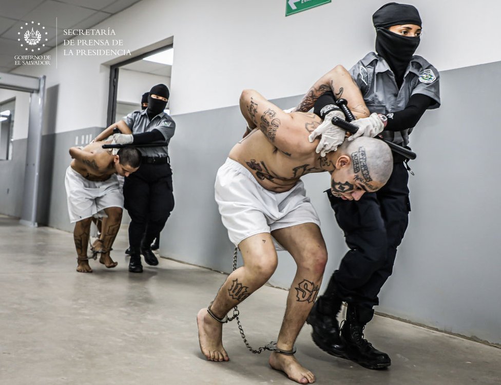 La llegada de internos pertenecientes a las pandillas MS-13 y 18 al nuevo penal 'Centro de Confinamiento de Terroristas' (CECOT), en Tecoluca, 74 km al sureste de San Salvador, el 15 de marzo de 2023.