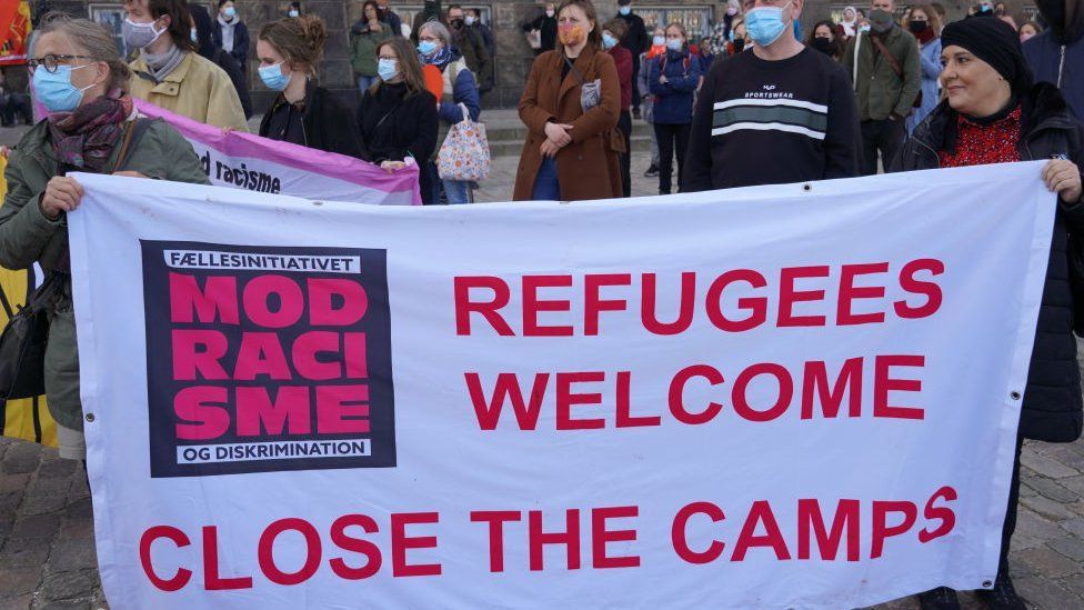 Protesto gösterilerinde 'Mülteciler hoşgeldiniz' , 'Kampları kapatın' gibi sloganlar öne çıkıyor