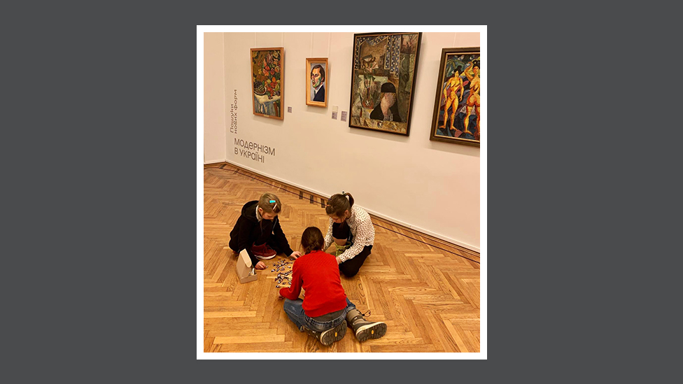 Crianças brincam no Museu Nacional de Arte de Kiev