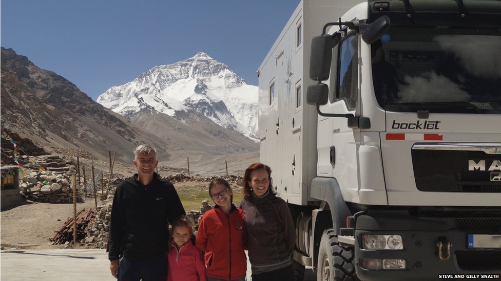 Стив и Джилли Снайт с двумя дочерьми в базовом лагере Эвереста в Тибете