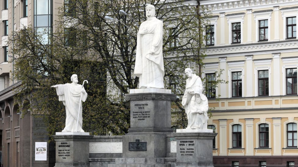 Estátua de Santa Olga de Kiev