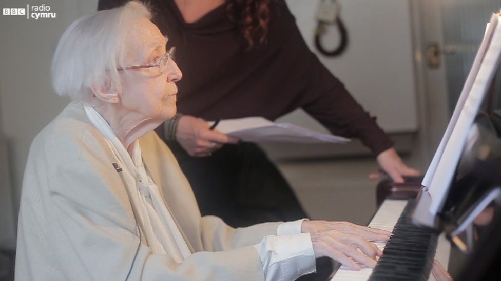 Hetty Bechler, 100 oed, yn cyfeilio i Shân Cothi