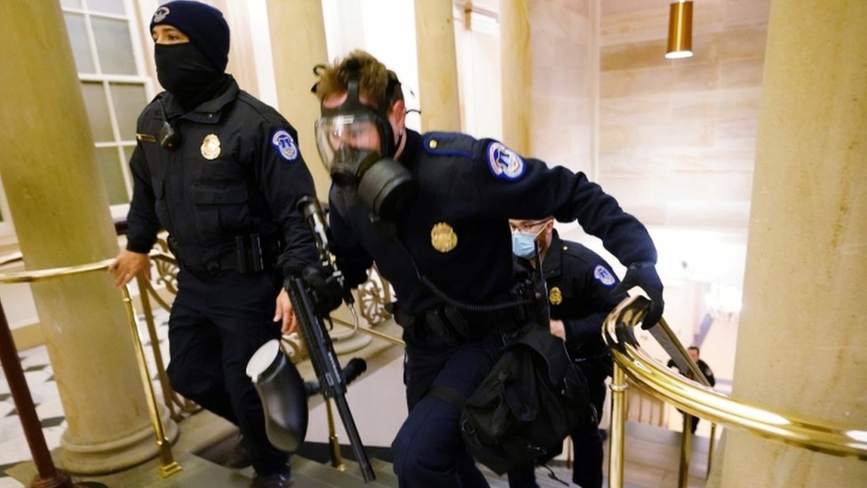 Polisi bergerak di dalam gedung Capitol