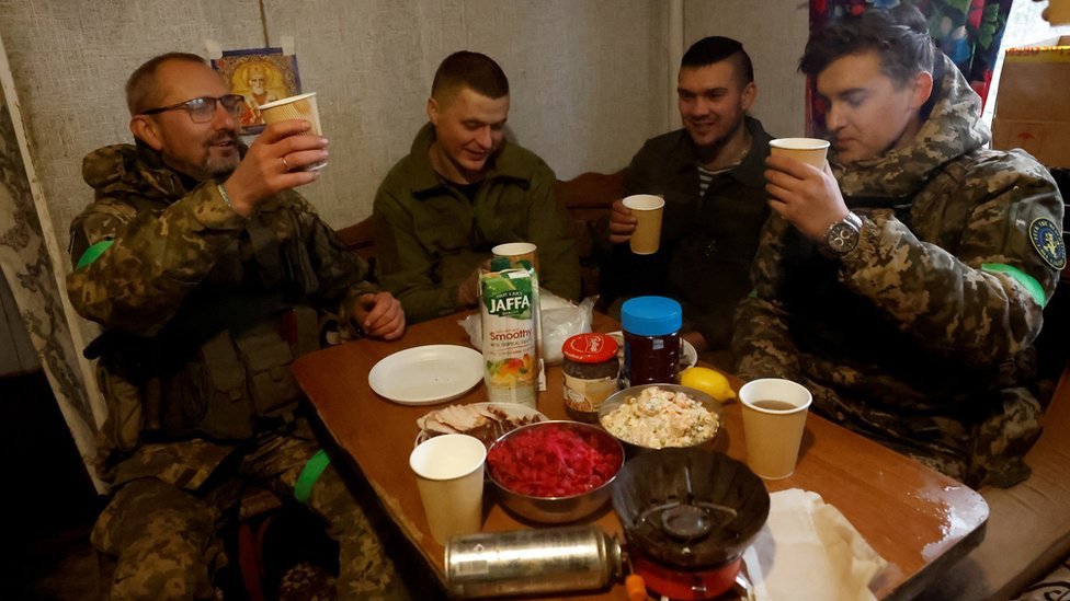 جنود أوكرانيون يحتفلون بعيد الميلاد لدى الأرثوذكس