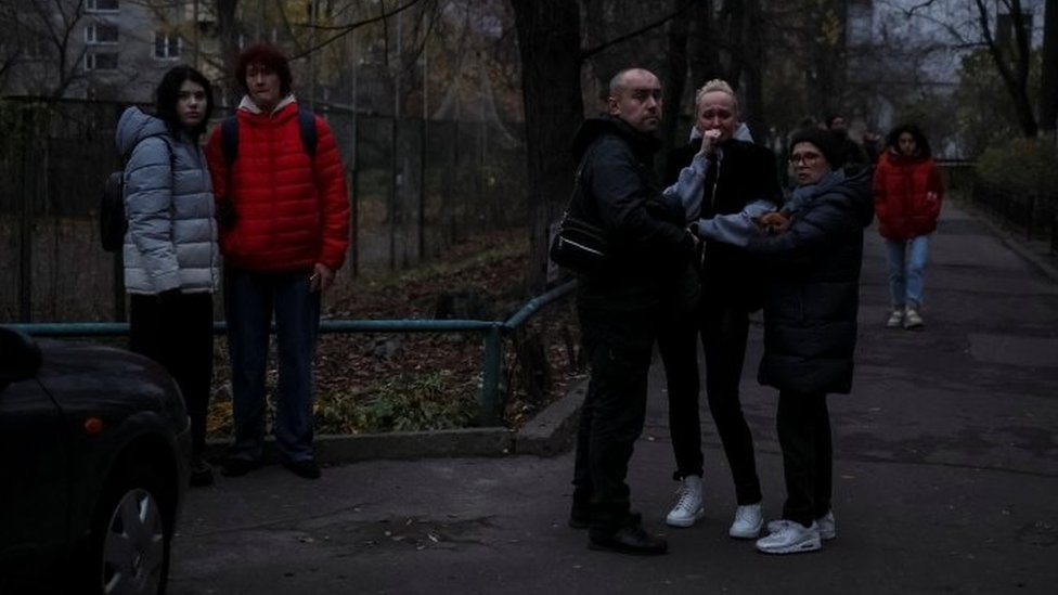 Habitantes de Kyiv en una zona en emergencia