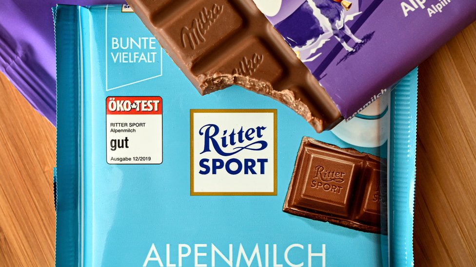 Разделенная пополам плитка шоколада Milka лежит в баре Ritter Sport в Дюссельдорфе, Германия, 17 июля 2020 г.