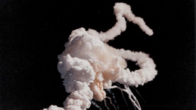 Estela de humo blanco tras la desintegración del Challenger
