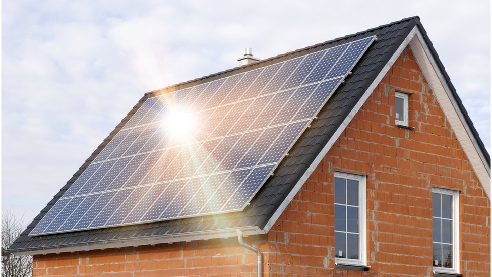 Крыша дома покрыта солнечными батареями