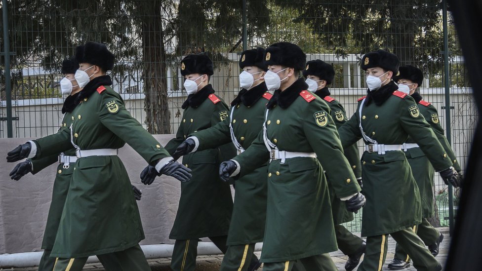 中國戴口罩的警察