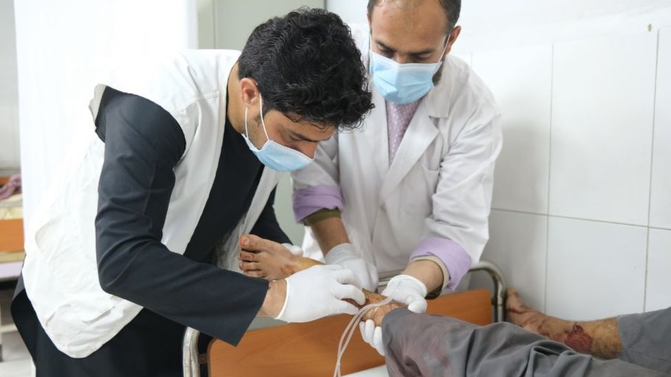 Seorang dokter merawat pasien