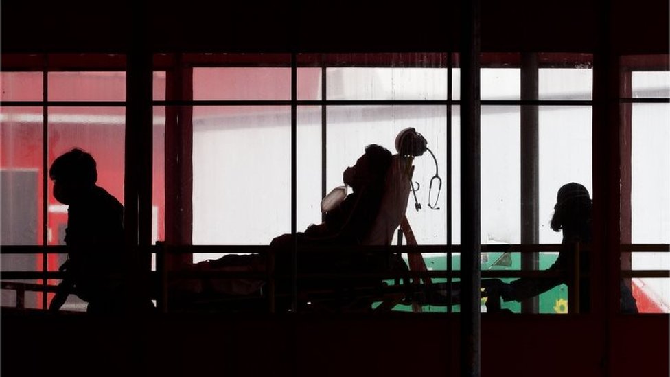 Un paciente en una cama de hospital