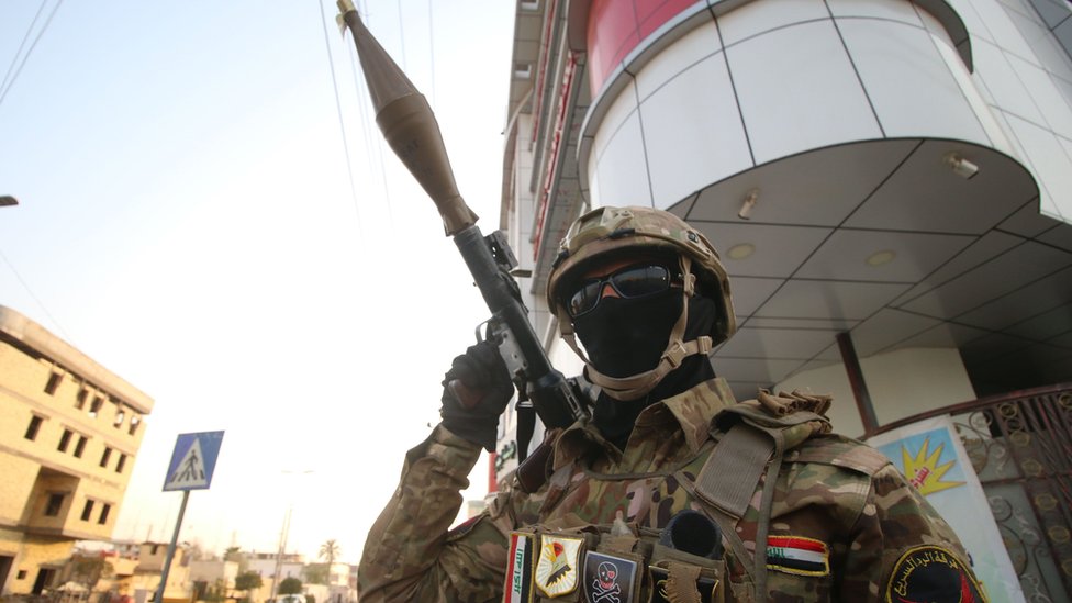 أحد أفراد القوات الخاصة في شارع بالبصرة