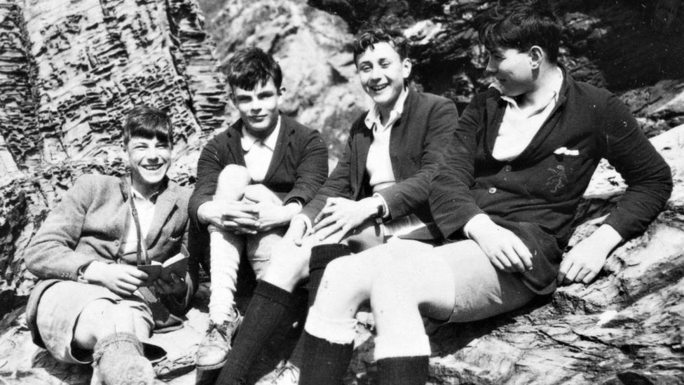 Алан Тьюринг (второй слева) в Роке, Корнуолл, в 1930 году с другими учениками школы Шерборн
