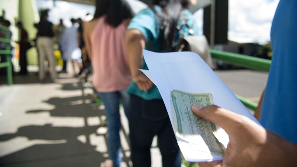 Eleitores em fila para votar