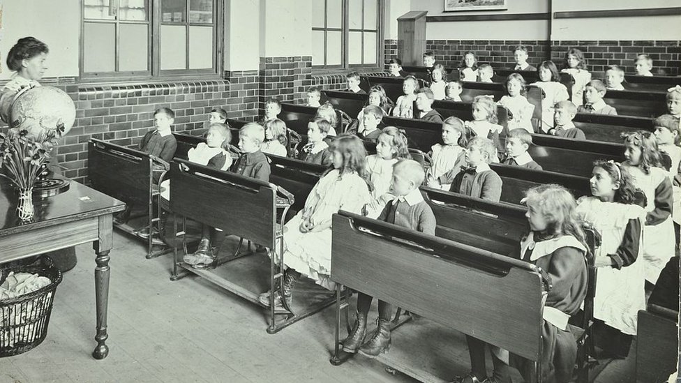 Clase en escuela en Londres en 1905