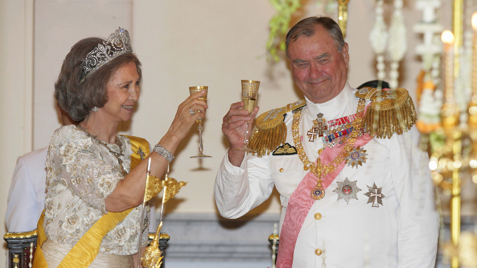 La reina Sofía de España y el príncipe Henrik de Dinamarca brindan en un banquete ofrecido por el rey Bhumibol Adulyadej de Tailandia en junio de 2006