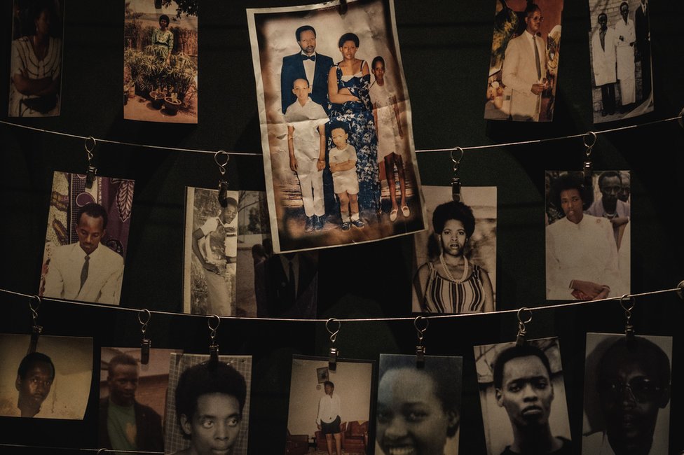Фотографии жертв геноцида в Кигали