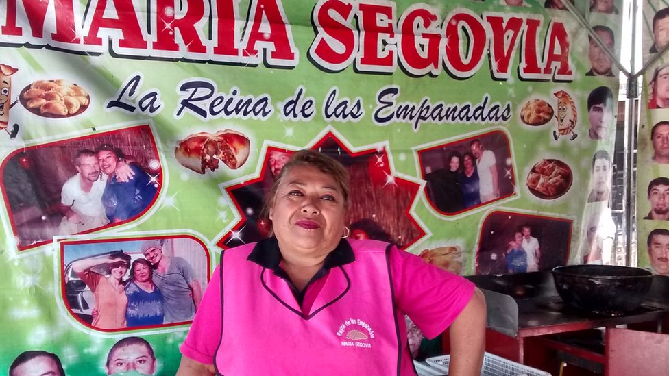 Мария Сеговия в киоске с эмпанадами