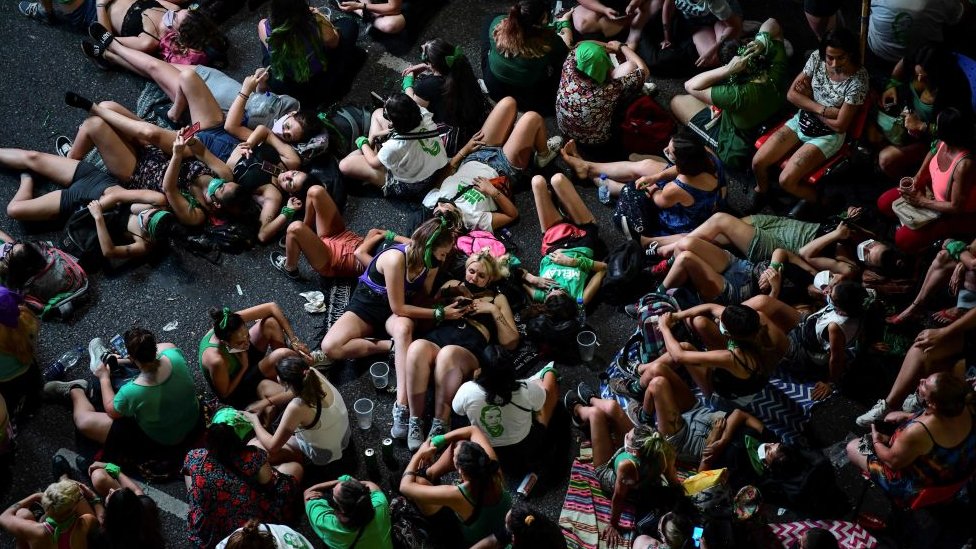 Manifestantes esperando por el resultado en Buenos Aires.