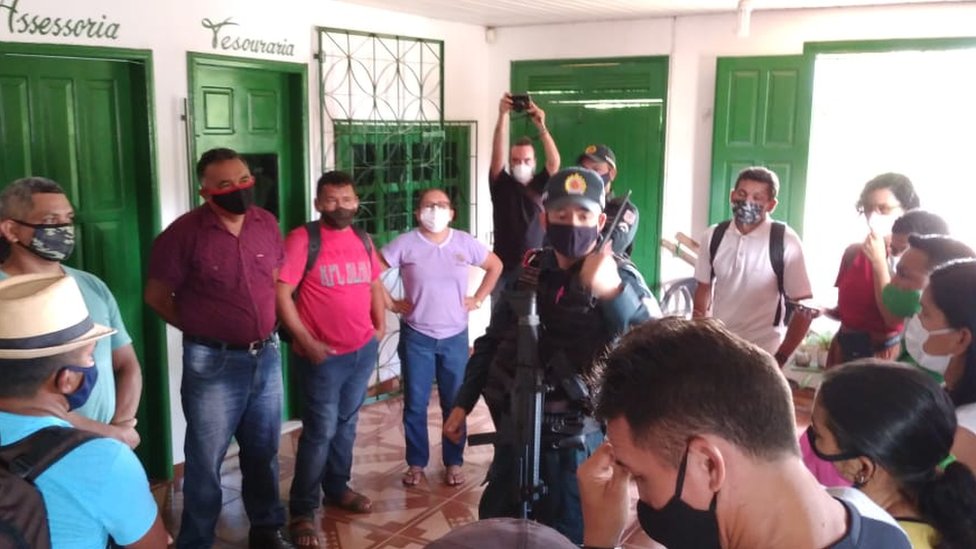 Pessoas reunidas de máscara dentro de sindicato de Santarém
