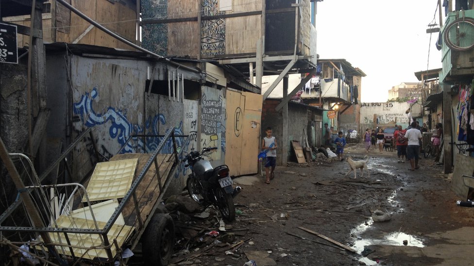 Esgoto correndo em meio às casas na Favela do Moinho
