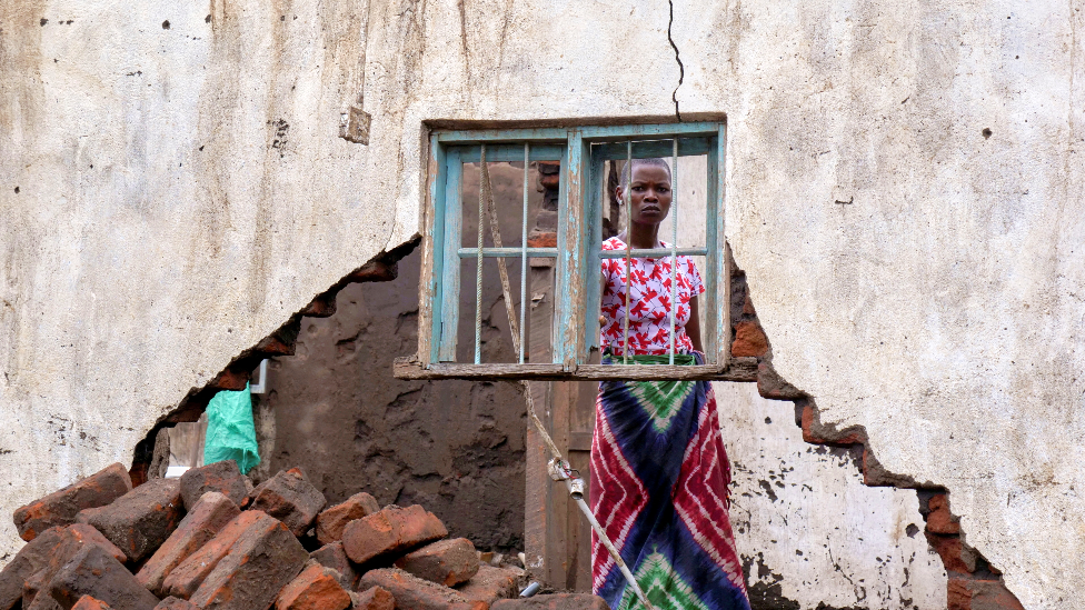 هذه المرأة تنظر إلى المجهول عبر نافذة في أطلال منزلها الذي هدمته عاصفة أنا الاستوائية في إحدى قرى غربي مالاوي