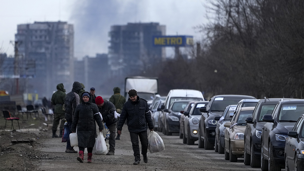 被困烏克蘭馬里烏波爾的烏克蘭市民試圖徒步出城撤離（20/3/2022）
